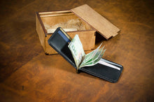 Load image into Gallery viewer, B-109 | Bi-fold საფულე ფულის დამჭერით/ კაცი