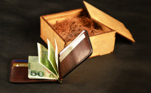Load image into Gallery viewer, B-109 | Bi-fold საფულე ფულის დამჭერით/ კაცი