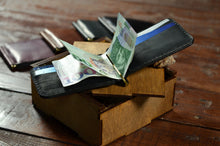 Load image into Gallery viewer, B-109 | Bi-fold საფულე ფულის დამჭერით/ კაცი