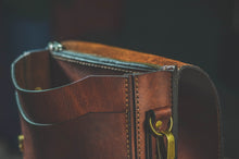 Load image into Gallery viewer, F-107 | ტყავის ჩანთა/Crossbody (Size L)