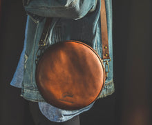 Load image into Gallery viewer, ტყავის ხალნაკეთი ჩანთა - (F-111)