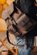 Load image into Gallery viewer, F-137 | ტყავის ზურგჩანთა, უნისექსი
