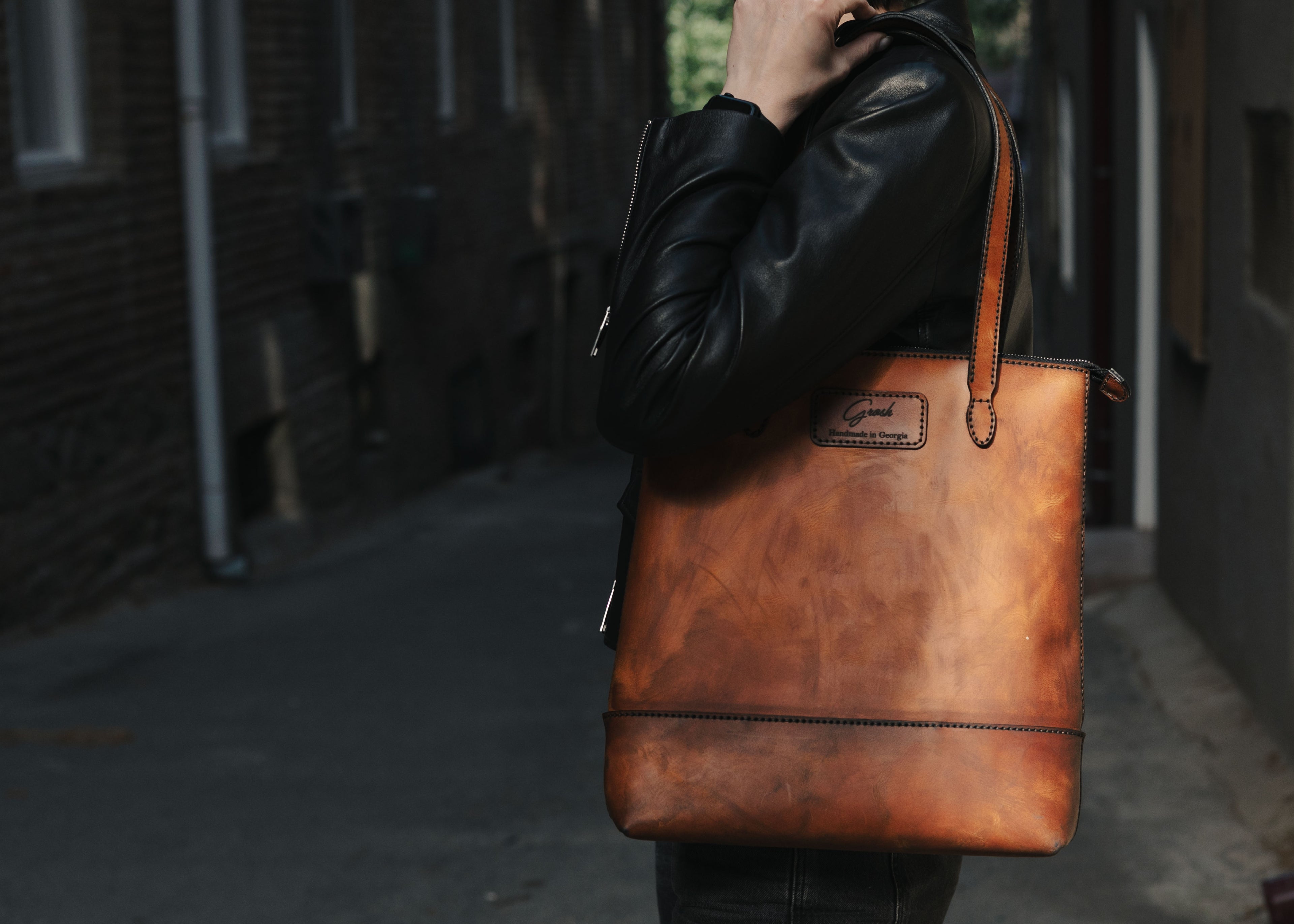 F-129 | ტყავის ჩანთა/Tote Bag