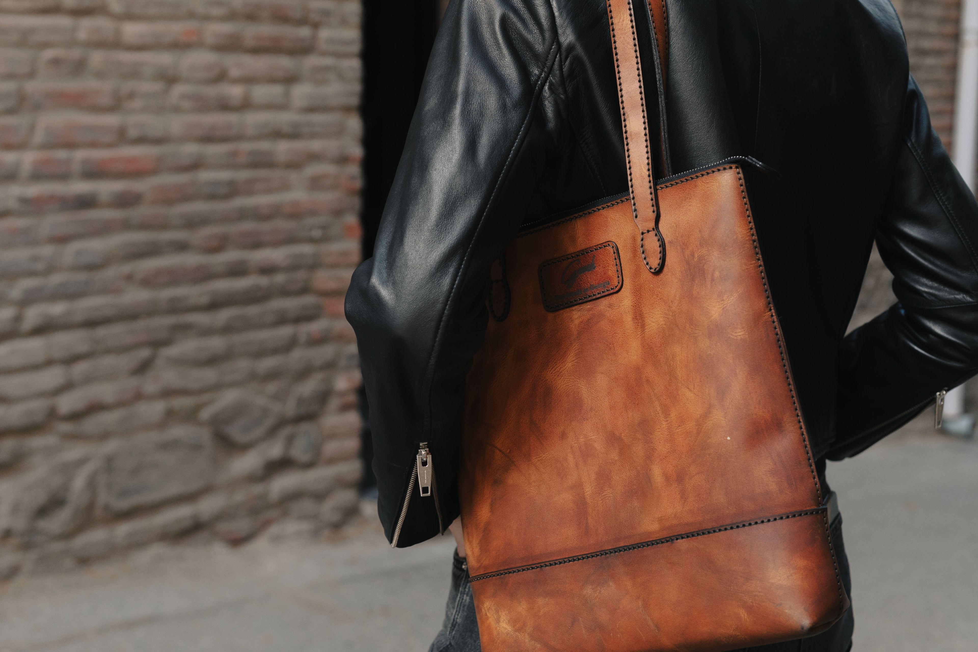 F-129 | ტყავის ჩანთა/Tote Bag