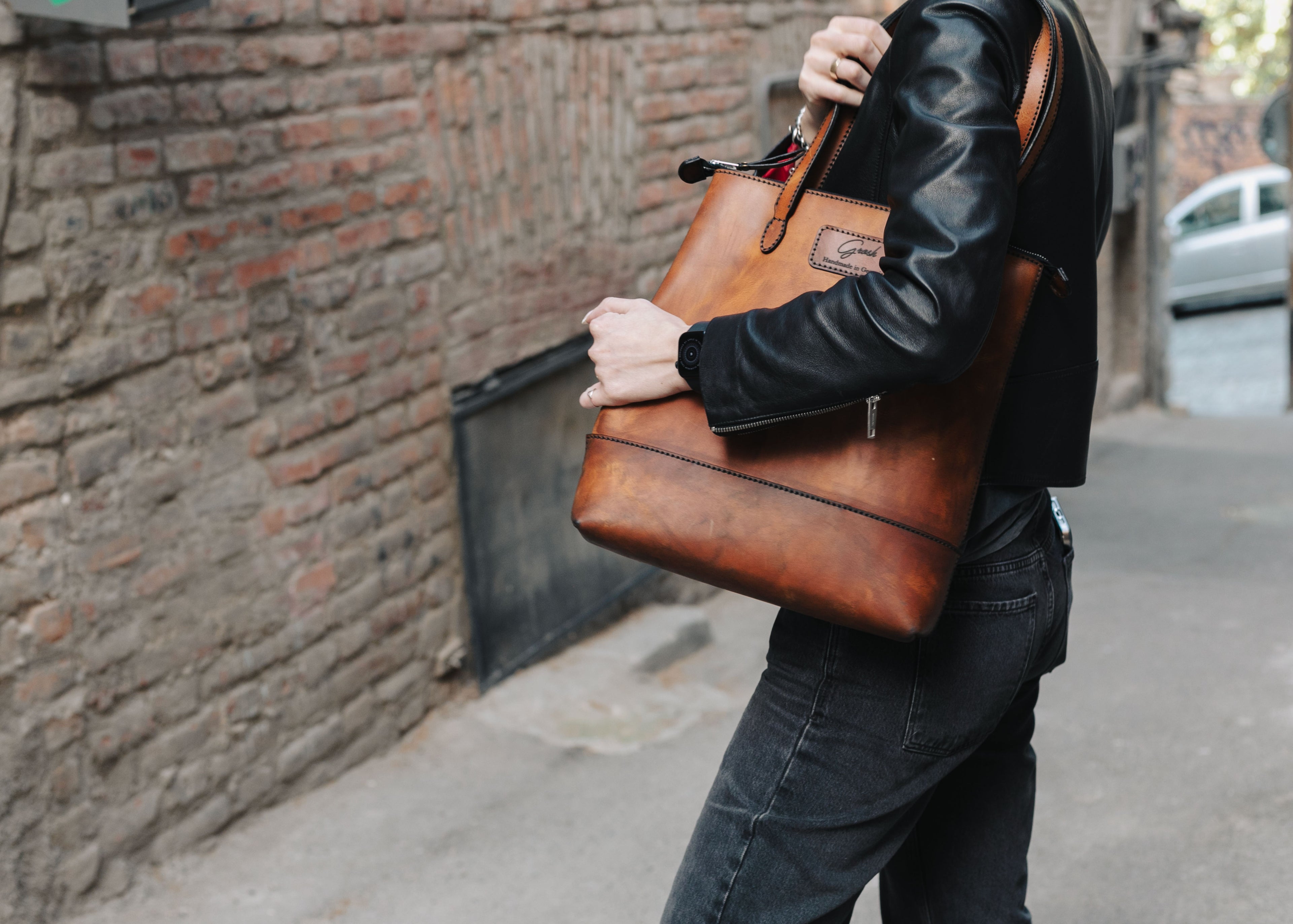 F-129 | ტყავის ჩანთა/Tote Bag