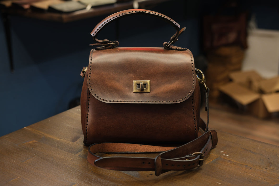 F-136 | ტყავის ჩანთა, ქალი