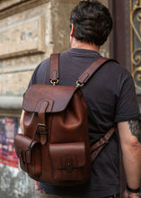 Load image into Gallery viewer, F-137 | ტყავის ზურგჩანთა, უნისექსი
