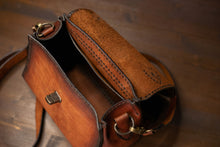 Load image into Gallery viewer, ტყავის ჩანთის შიდა მხარე F-136 – დახვეწილი ნაკერები – Grosh

