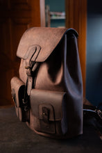 Load image into Gallery viewer, F-137 | ტყავის ზურგჩანთა, უნისექსი
